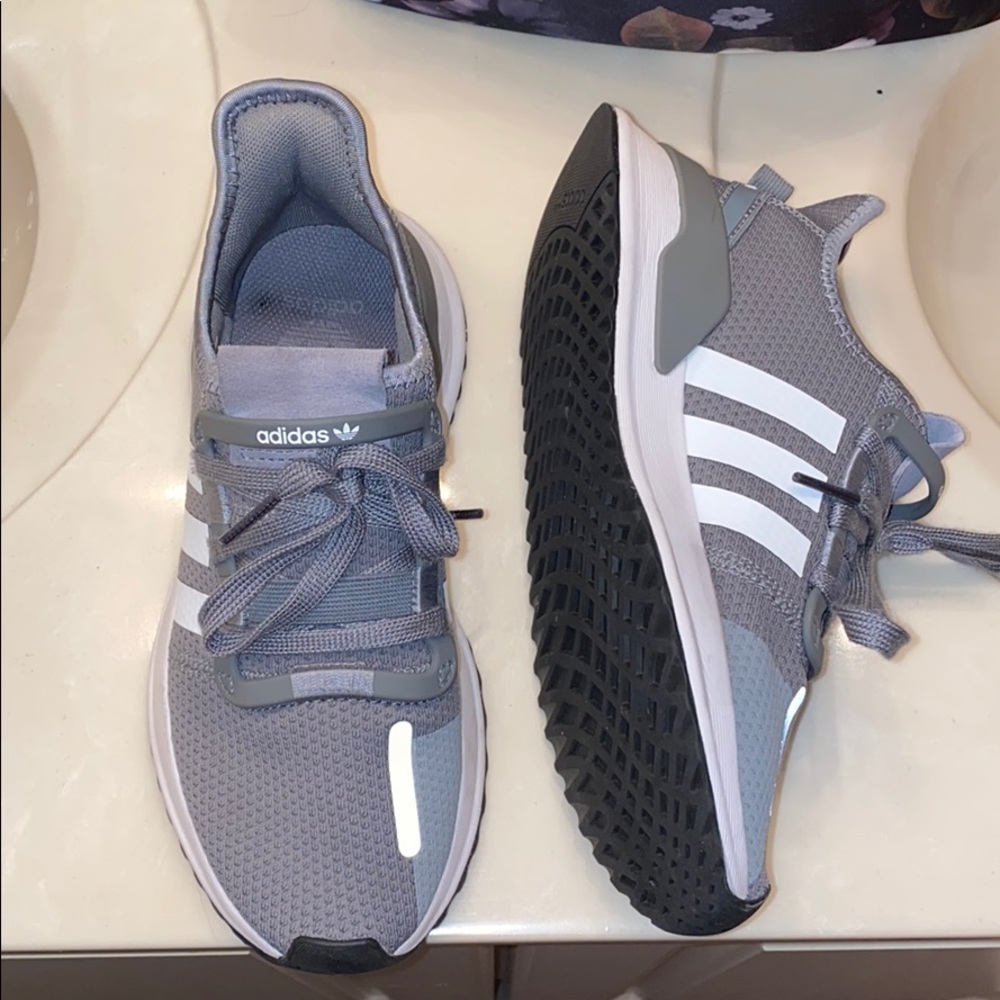 Adidas Ortholite Men’s Size 5 worn Mayne 3 times